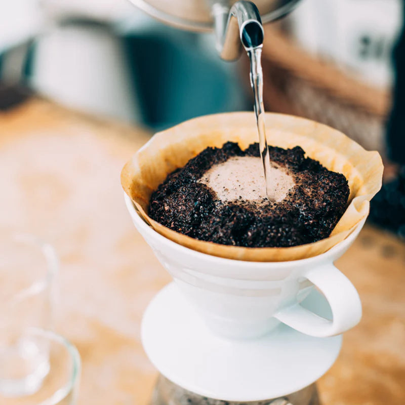 Handaufbrühen mit einem HARIO V60: Präzise Zubereitung für perfekten Kaffeegenuss.