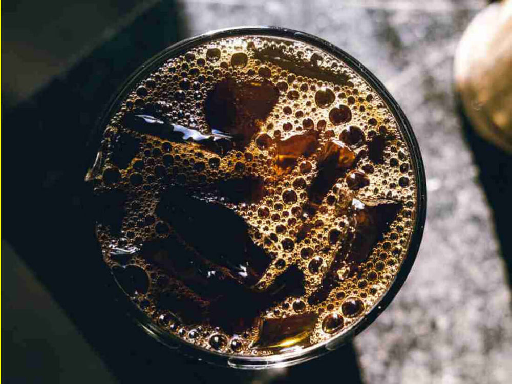 Erfrischender Cold Brew Kaffee oder auch Iced Coffee in einem Glas mit Eiswürfeln, eiskaffee pulver, eiskaffee, iced latte, Iced Americano