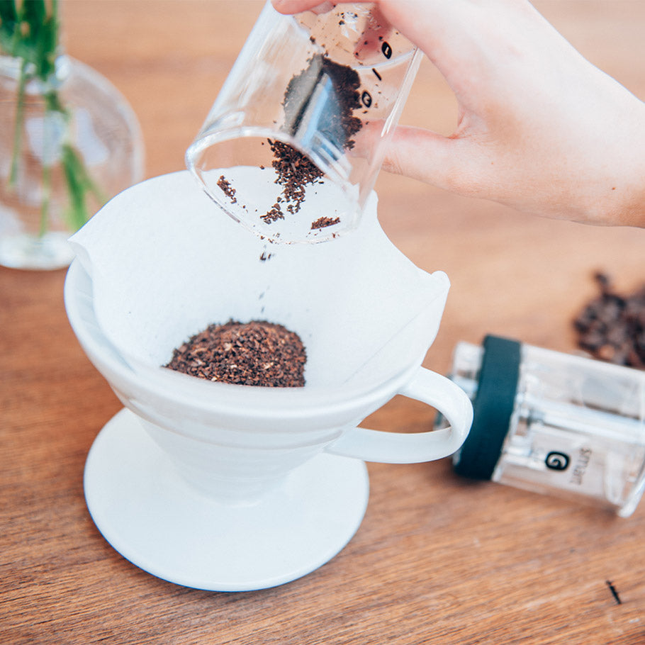 
                  
                    Filterkaffee Perfektion - HARIO v60 Porzellan Dripper für echte Kaffeeliebhaber
                  
                
